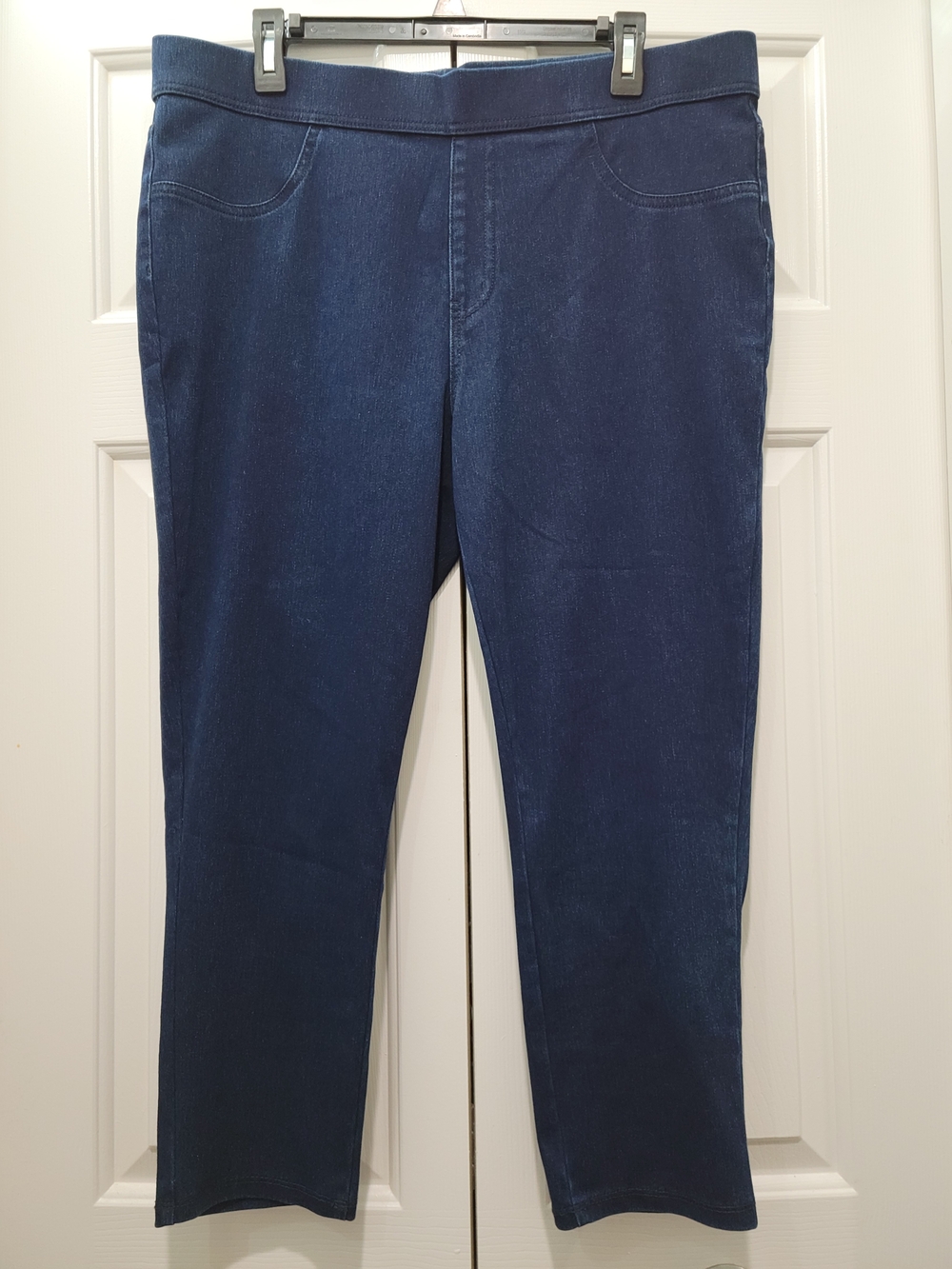 Time & Tru Women's Dark Blue Stretch Denim Cropped Capri Pull On Jeans